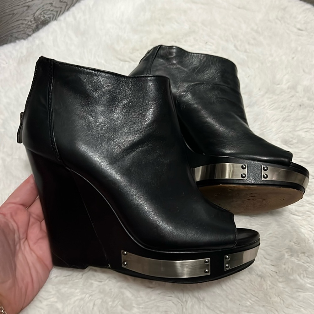 Nice Camuto waliss leather wedge